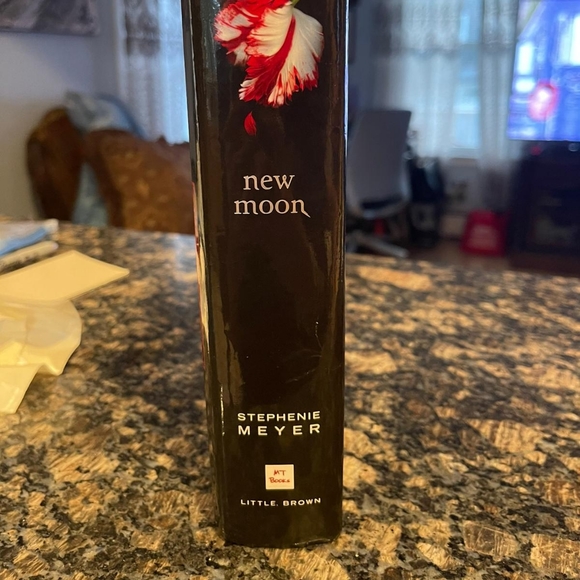New Moon (Twilight) Book - used - Picture 5 of 12